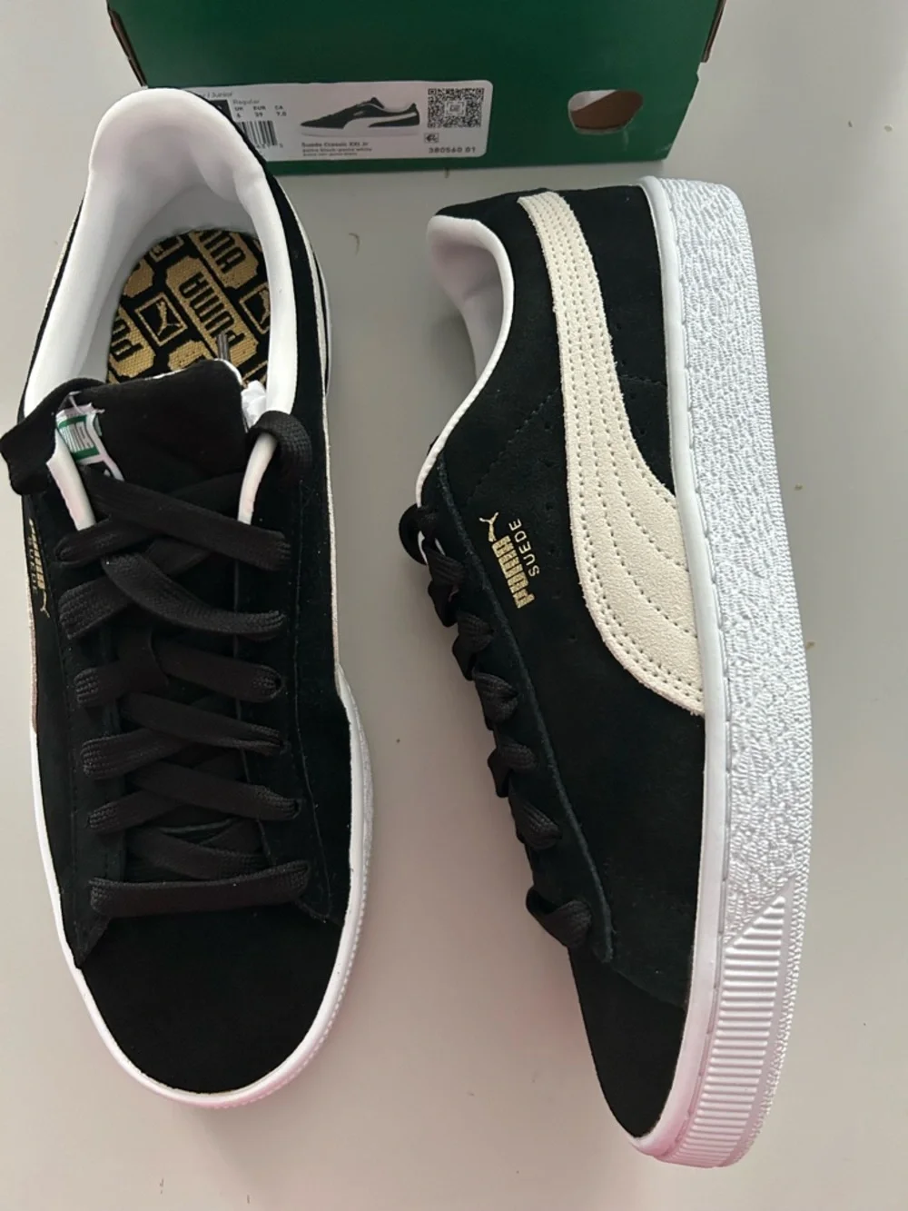 BNIB Puma Black Suede Classic XXI Jr Sneakers with White Trim Sz 7 - Picture 2 of 4
